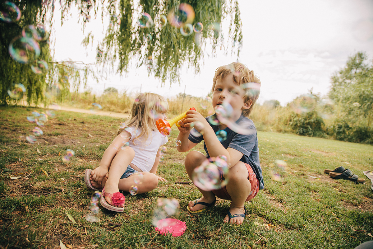 kids blowing bubbles family photoshoot